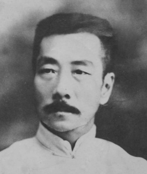 Előretolt Helyőrség-Lu Hszün (1881–1936) 1908-ban megjelent cikkében először mutatta be Petőfit Kínában.
