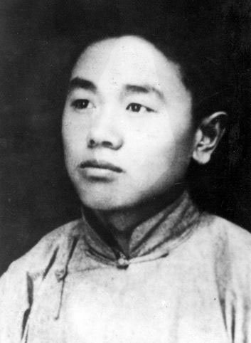 Előretolt Helyőrség-Baj Mang (1910–1931) író, költő, a Szabadság, szerelem legnépszerűbb kínai verziójának fordítója. A Kuomintang-kormány elleni tevékenysége miatt többször letartóztatták, végül 1931 februárjában kivégezték 23 másik forradalmárral együtt.