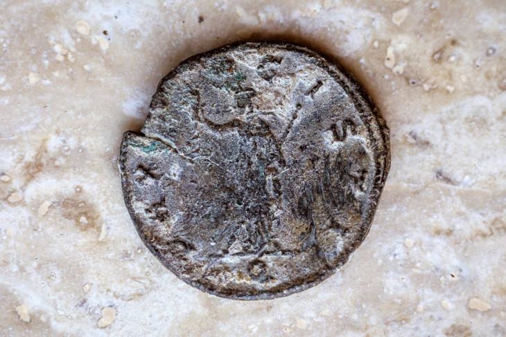 Várkapitányság NZrt./Kárász Karolina-Tacitus császár korából származó római pénz