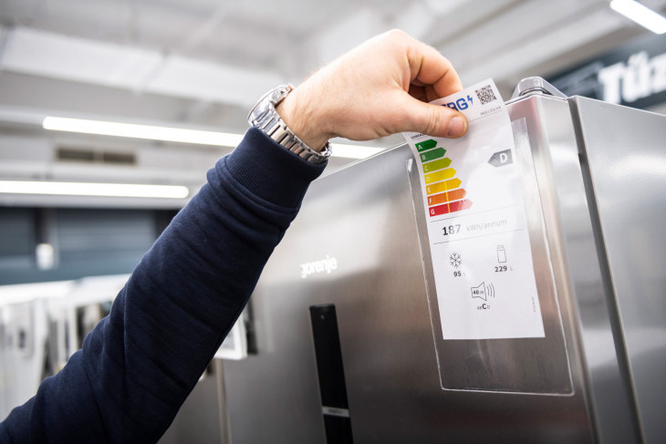 MTI/Mónus Márton-Energiahatékonyságot jelölő címke egy hűtőgépen egy budapesti műszaki áruházban 2021. március 1-jén.
