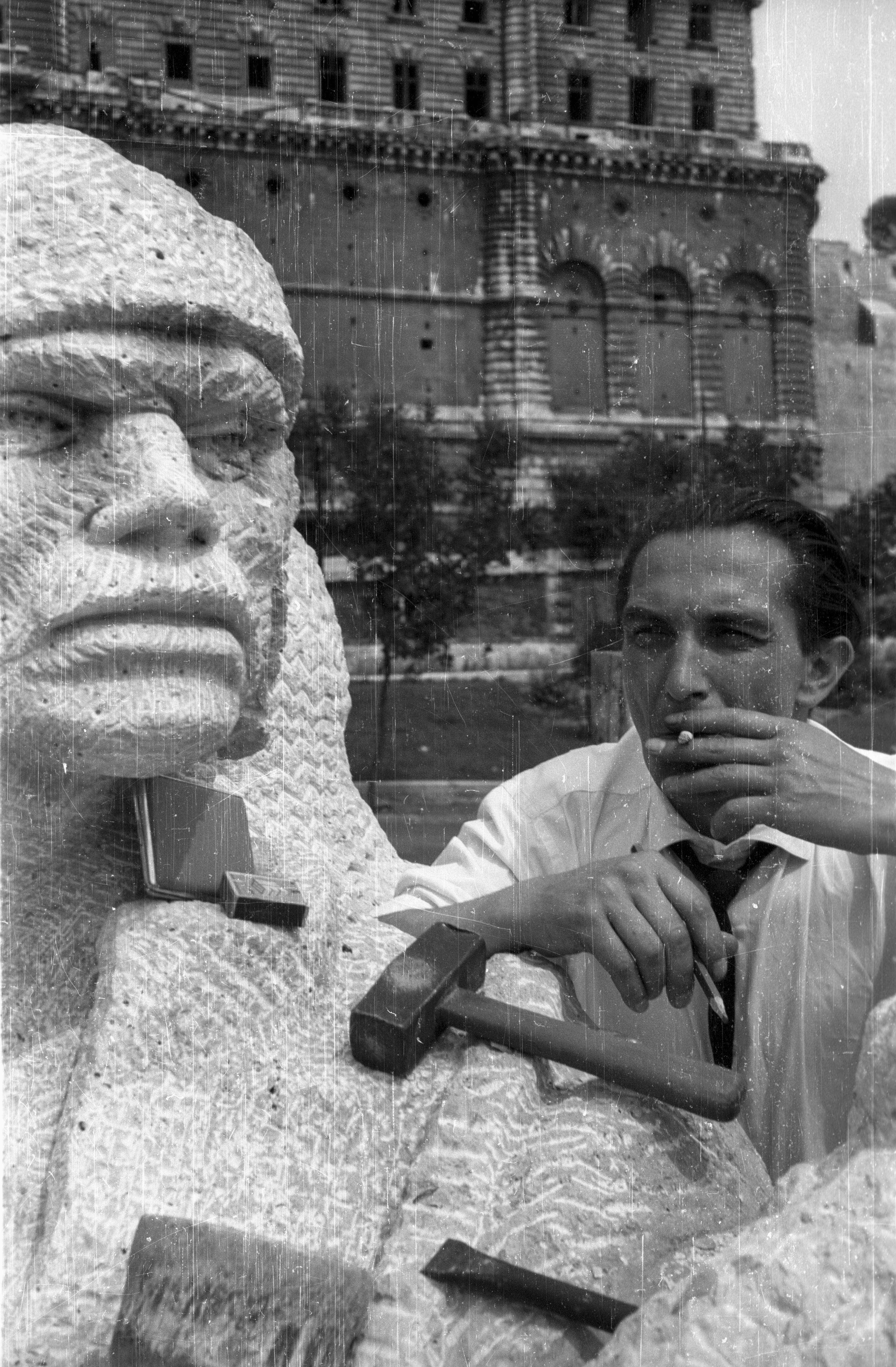 Fortepan / Hunyady József-Kiss István szobrászművész a budapesti Dózsa György-szobor egyik mellékalakján dolgozik 1961-ben