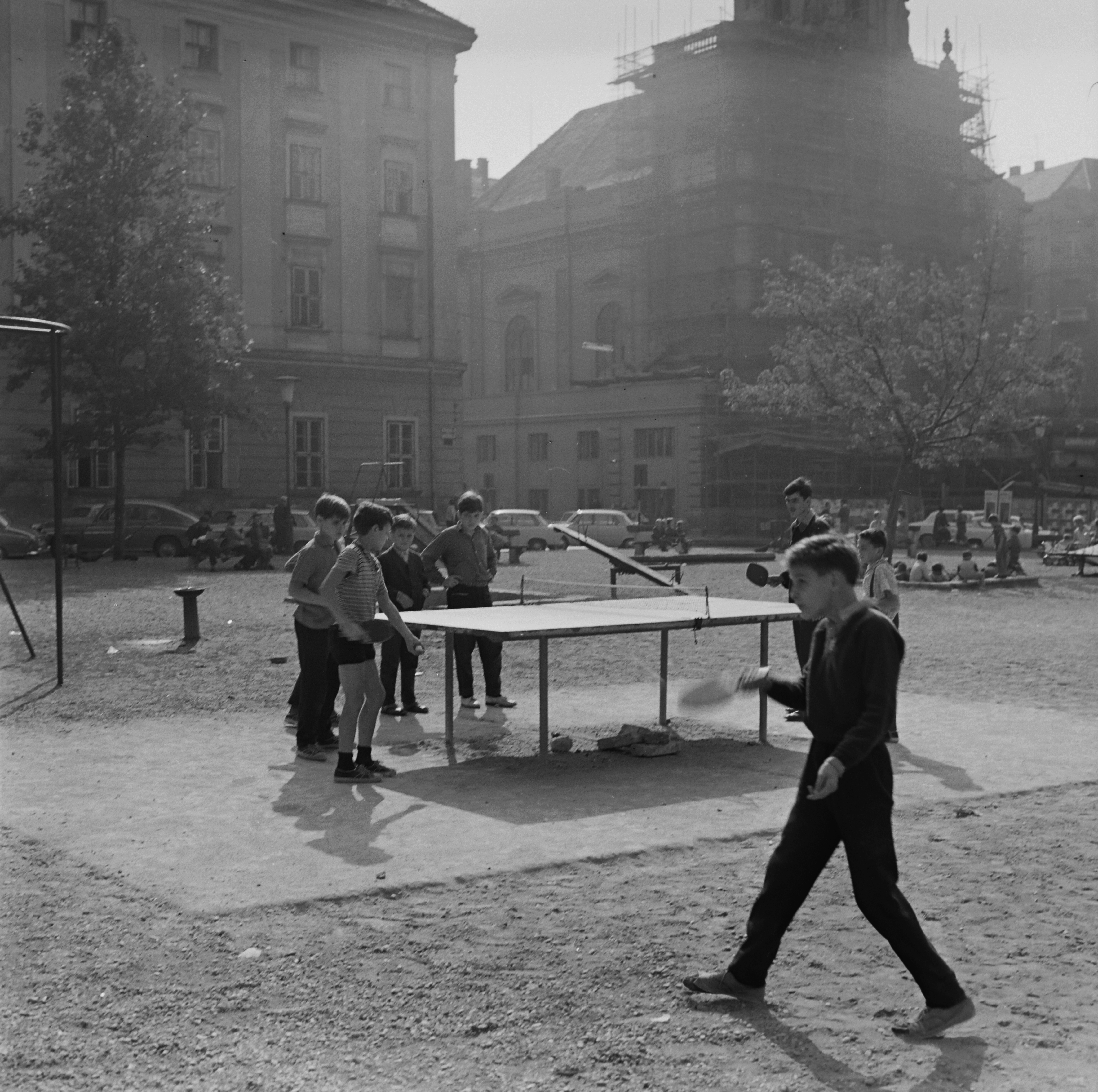 Fortepan / Inkey Tibor-Játszótér a Szervita (Martinelli) tér mellett, a Bárczy István utca 2. helyén, a háttérben balra a Városháza, jobbra a Belvárosi Szent Anna-templom (Szervita templom) 1960-ban