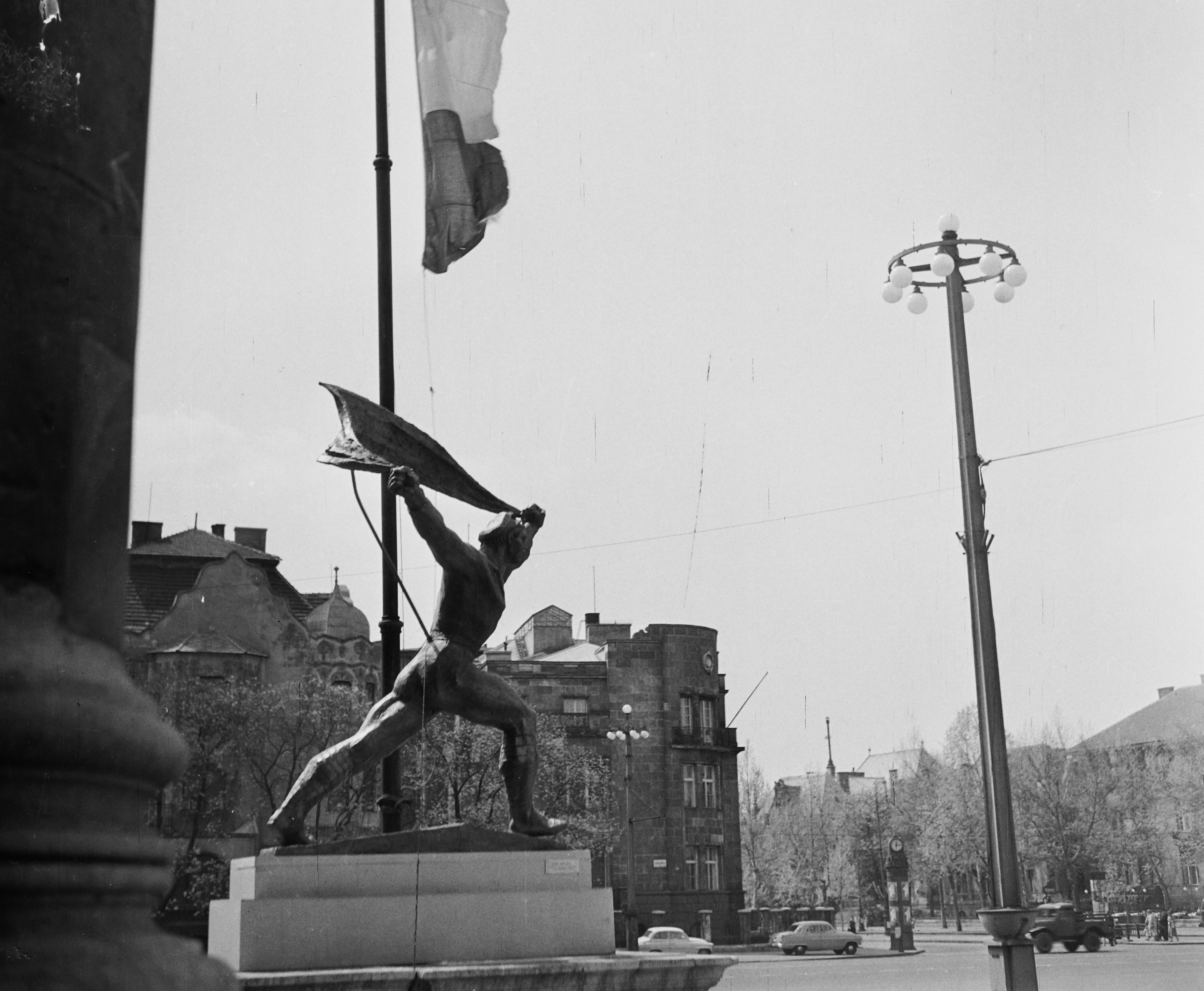 Fortepan / Bauer Sándor-Hősök tere, a felvétel a Műcsarnok előtt készült, jobbra az Andrássy út (Népköztársaság útja). Kiss István Tanácsköztársasági emlékmű tanulmánya (1959)