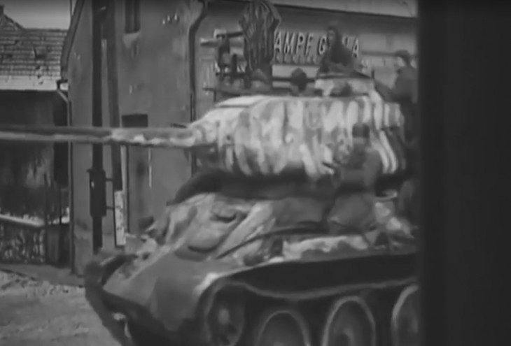 videa.hu-A Bécsi úton betörő T-34-es a Kossuth utcai kereszteződésnél Dorogon.