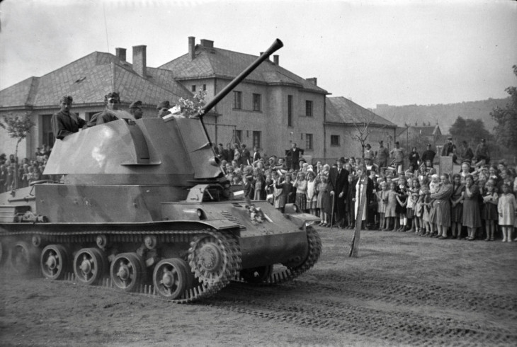fortepan.hu-Az 51. páncélvadászok díszszemléje a dorogi Otthon téren 1942-ben (40M Nimród harckocsi).