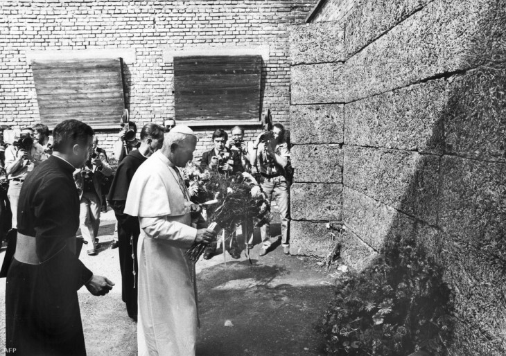 AFP-„Most zarándokként jöttem ide.” Amikor pápaként 1979-ben először tért vissza Lengyelországba, Auschwitz-Birkenauba is elment, hogy virágot helyezzen el és térdre ereszkedve imádkozzon a koncentrációs táborban.