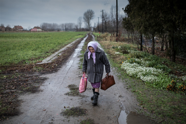 Móricz-Sabján Simon-Sebők Anna 60 éve él Csanyteleken. A fiatalok többsége a lehető leghamarabb a közeli városokba költözik, aminek eredményeként viszonylag nagy számú ember él egyedül a vidéki településeken. Sárvidék / 2017