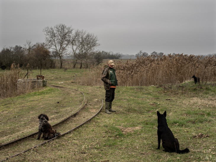 Móricz-Sabján Simon-Fekete Ferenc juhász egy elhagyott kisvasút sín mellett a tömörkényi horgásztavaknál. Sárvidék / 2019