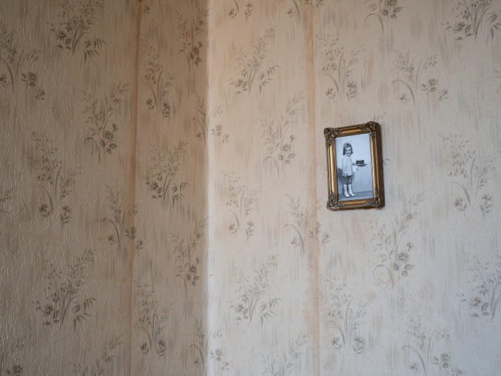 Móricz-Sabján Simon-Pethő Mária gyermekkori portréja lakása nappalijában, az 5-ös “piros” ház A szárnyában, ahová 1974 júliusábán költöztek be férjével. Mária három éve él egyedül. Ipszilonok / 2017
