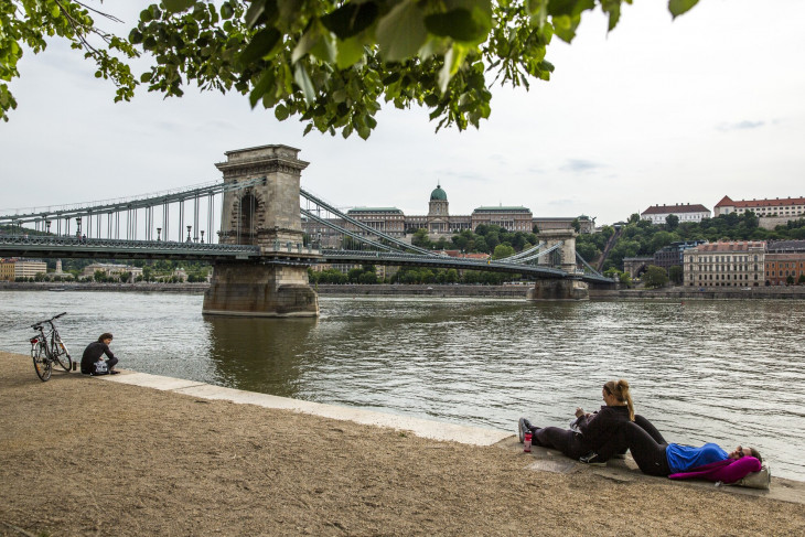 Hirling Bálint-Budapesten a korlátozások feloldása után az emberek a szabadban töltik az idejüket