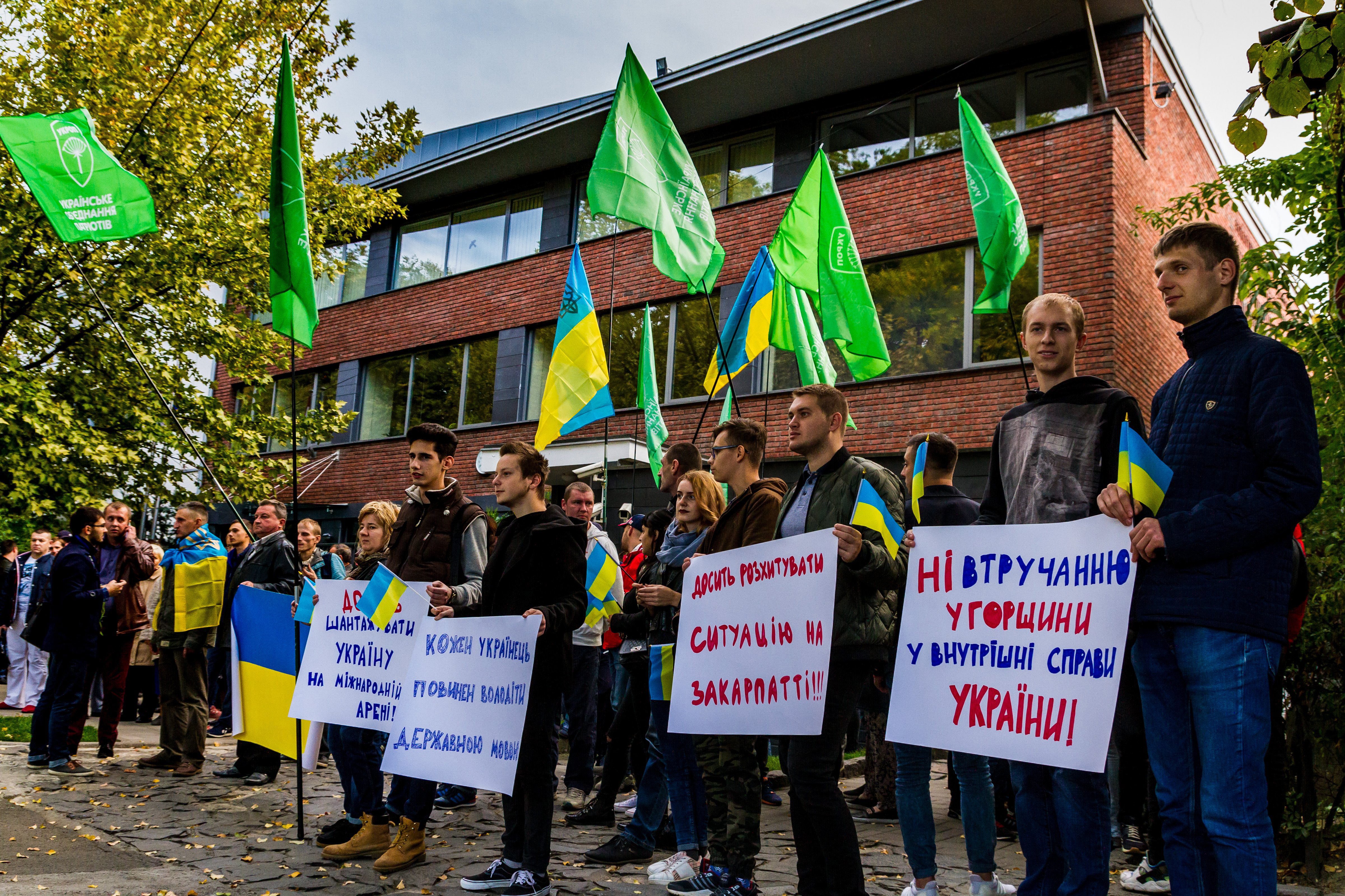 MTI/Nemes János-A diszkriminatív ukrán nyelvtörvény mellett tüntető ukrán nacionalisták az ungvári magyar főkonzulátus épülete előtt, 2017-ben.