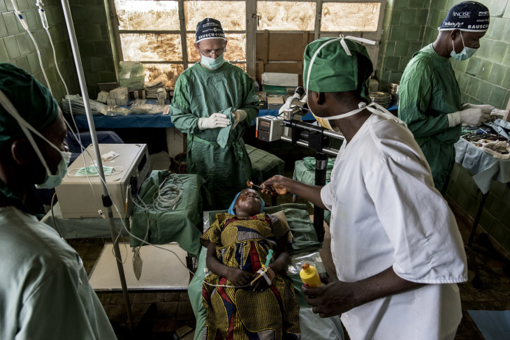 Hajdú D. András-Ilyen körülmények között végzett szemműtétet egy magyar orvos Kongóban
