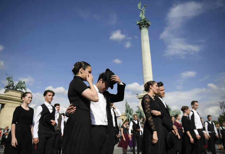 MTI/Kovács Tamás-Trianon 100 - Száz táncos közös néptánc előadása a budapesti Hősök terén 2020 június 4-én a Nemzeti Összetartozás Napján