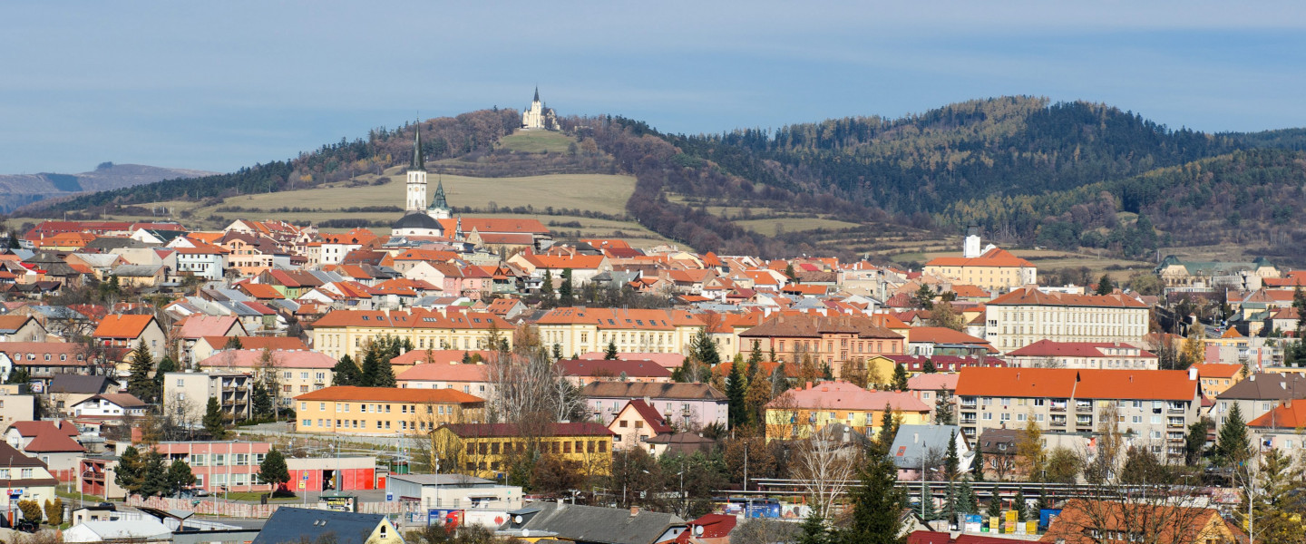 Lőcse városközpontja dél felől. Lőcse (Levoca) Szlovákiában, a Lőcse patak völgyében fekszik, az Eperjesi kerület Lőcsei járásának székhelye. Az egykori Szepes vármegye legjelentősebb települése, Szlovákia egyik kulturális világörökségi helyszíne.