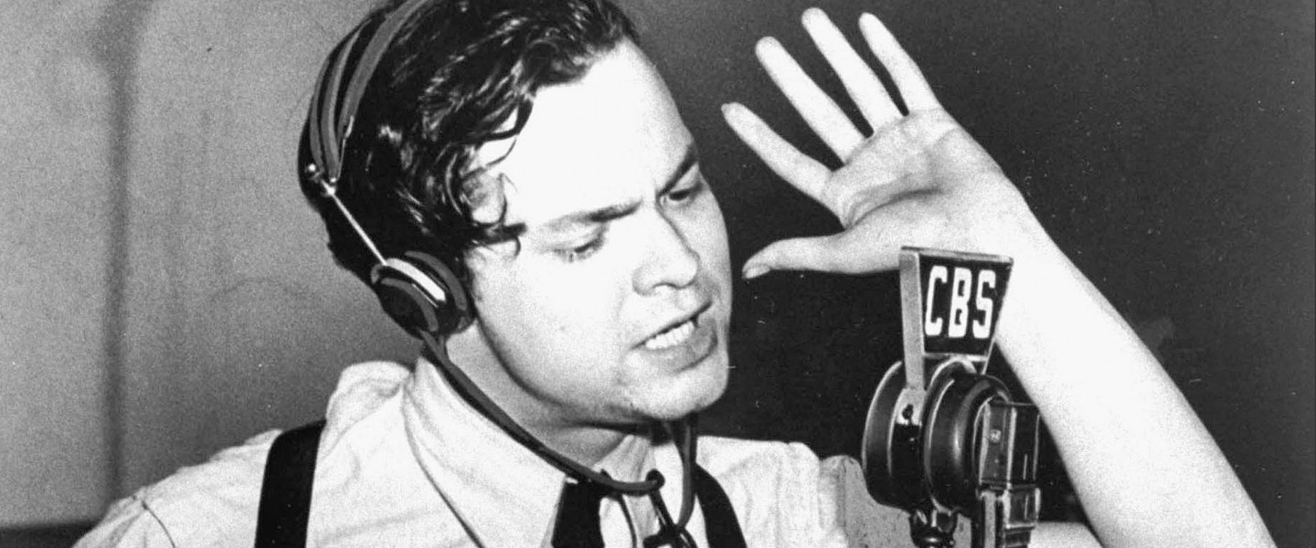 Orson Welles a Világok harca című rádiójáték felvételén