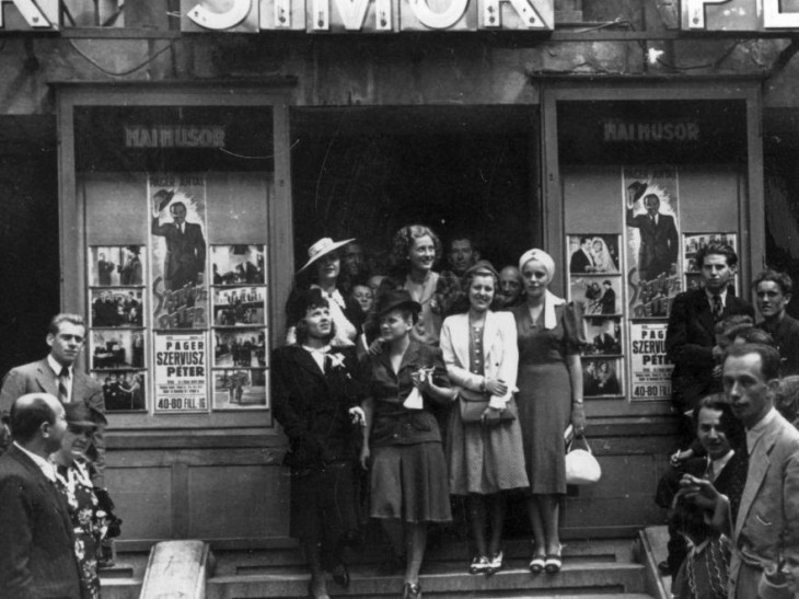 fortepan/Lőrinczi Ákos-1940 Corvin mozi. A bejáratnál középen Simor Erzsi színésznő.