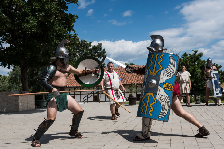 MTI/Mónus Márton-A Collegium Gladiatorium Hagyományőrző Egyesület gladiátorai bemutatót tartanak a Múzeumok éjszakája programsorozat megnyitóján az óbudai Aquincumi Múzeumban 2018. június 23-án.