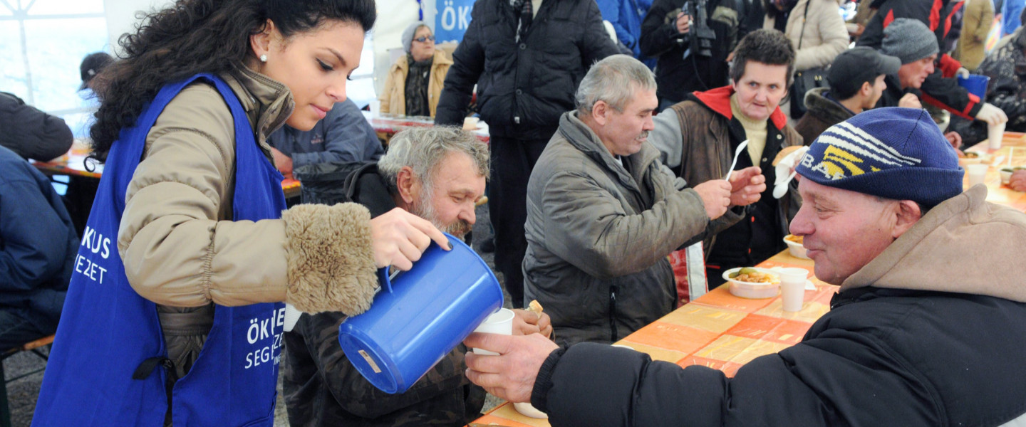 Ökumenikus Segélyszervezet téli meleg-étel osztása Budapesten.