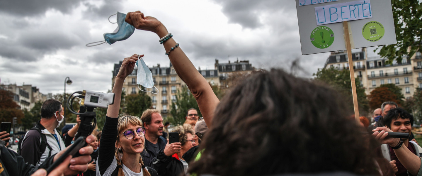 Koronavírus intézkedések elleni tüntetők Párizsban