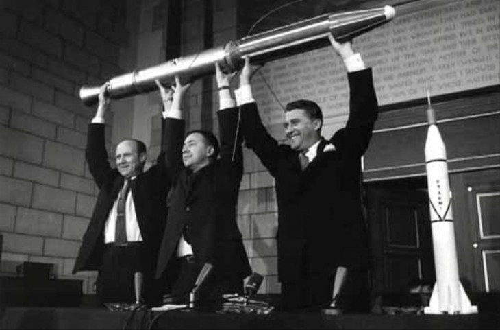 NASA-Ph.D James Pickering, Ph.D James van Allen és Ph.D Wernher von Braun diadalmasan mutatja be Amerika első műholdjának, az Explorer-1-nek a modelljét.
