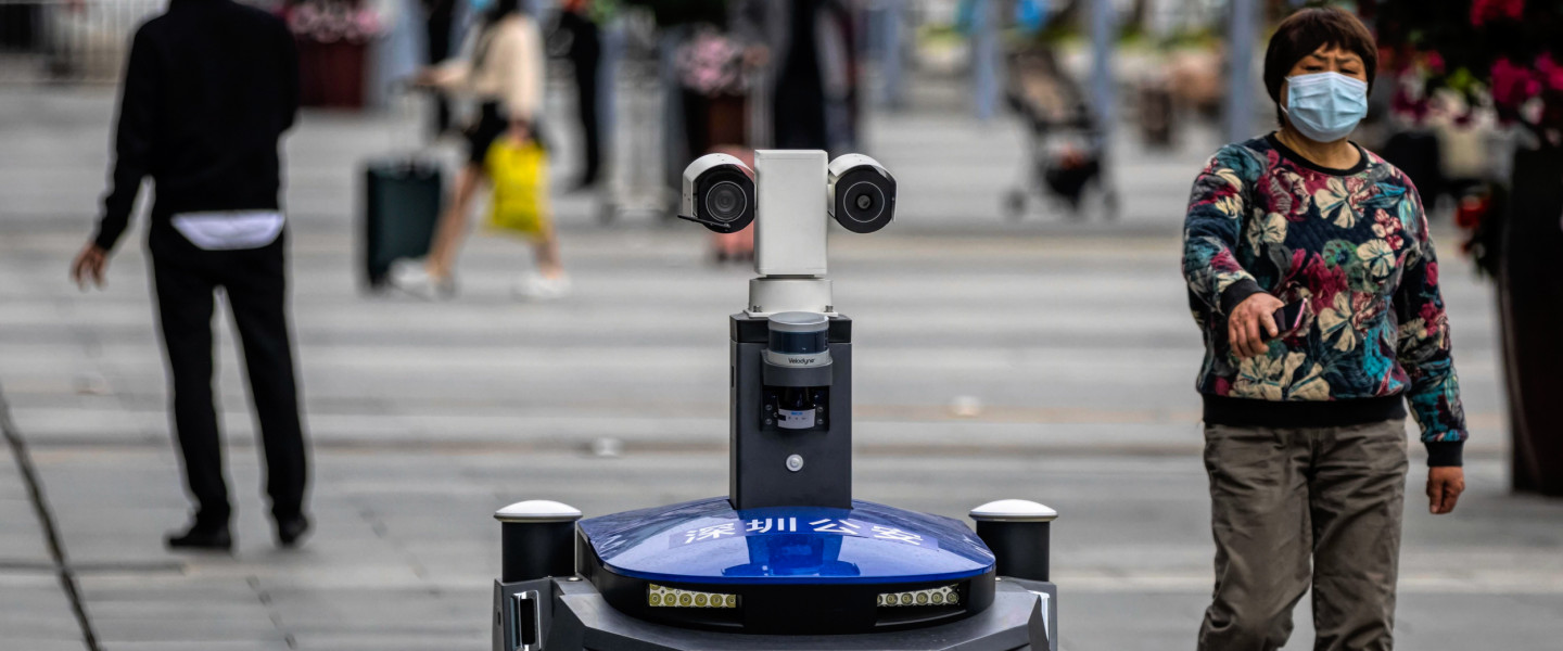 Rendőrségi biztonsági robot járőröz a nagysebességű vasút sencseni pályaudvarán 2020. március 6-án.