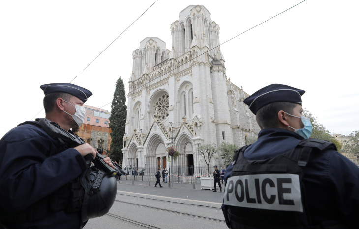 MTI/EPA/Reuters/Eric Gaillard-Rendőrök a nizzai Notre-Dame-bazilikánál elkövetett késes támadás helyszínén 2020. október 29-én.