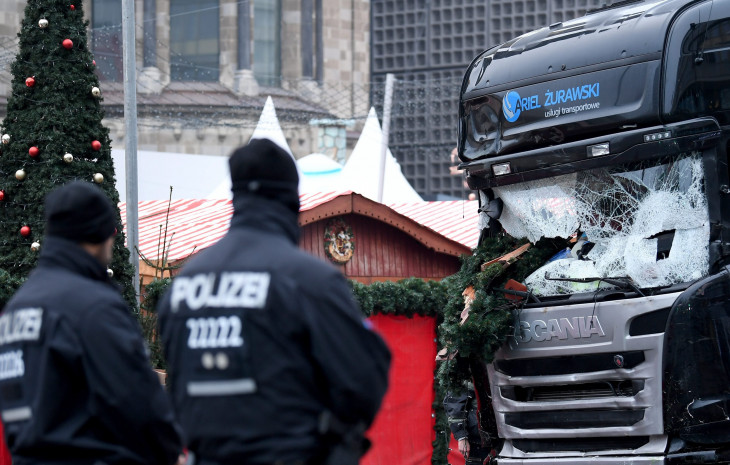 (MTI/EPA/Britta Pedersen)-Rendőrök a berlini gázolásos merénylethez használt lengyel rendszámú, lopott kamion roncsánál 2016. december 20-án.