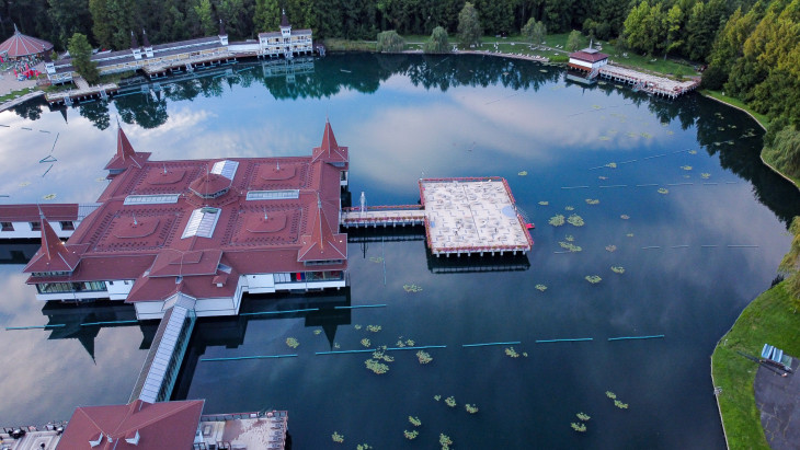 Nyírő András-A Hévízi-tó: a termálvíz kapcsolatban van a nagy karsztvízrendszerrel