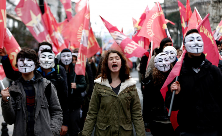 (MTI/EPA/Sedat Suna)-Guy Fawkes angol katolikus lázadó maszkját viselő tüntetők vonulnak Isztambul belvárosában tiltakozásul a török kormány oktatáspolitikája ellen 2015. február 13.