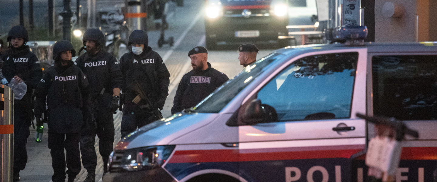 Rendőrök Bécs belvárosában 2020. november 3-án, miután előző este lövöldözés történt a Seitenstettengasse utcai zsinagóga közelében.