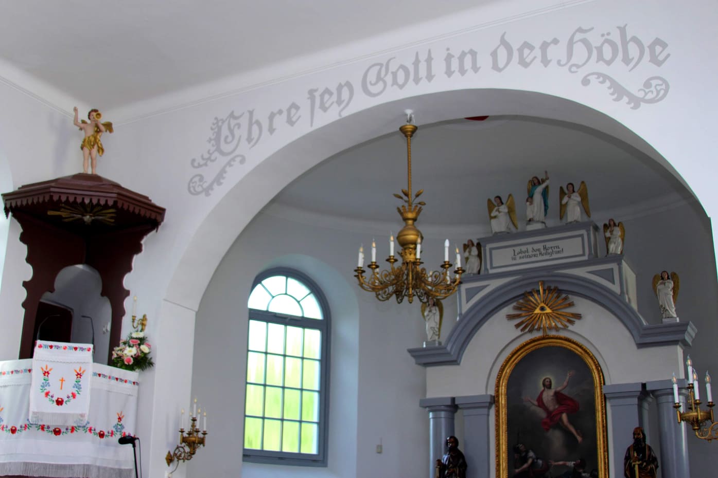 Mi svábok c. kötet-Evangélikus templombelső német felirattal Ikladon
