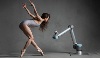 Atomfizikus balerina ipari robottal táncol