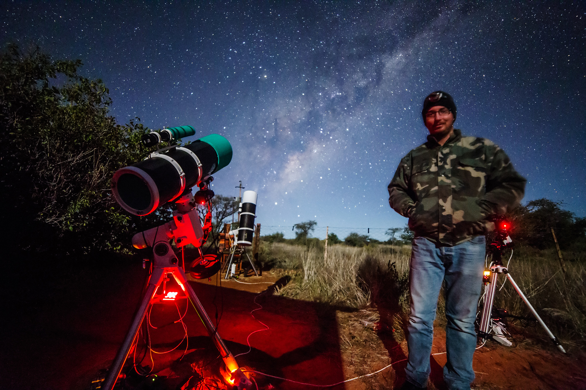 Schmall Rafael-Asztrofotózás Namíbiában - 2018 május. Az utolsó éjszakák már holdfényesek voltak és ez lehetőséget adott egy-egy „életkép” elkészítéséhez.