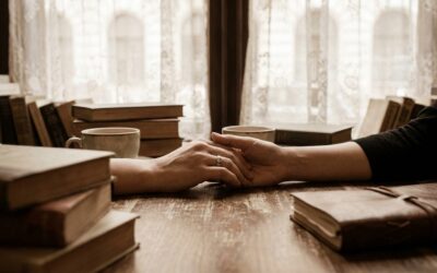 Két női kézfej fogás közben