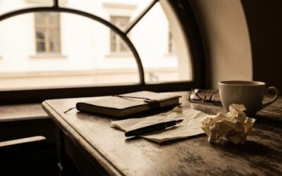 Toll és papír egy írásasztaltételon