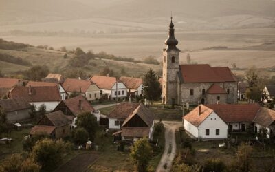 Magyar falu látképe templomtoronnyal